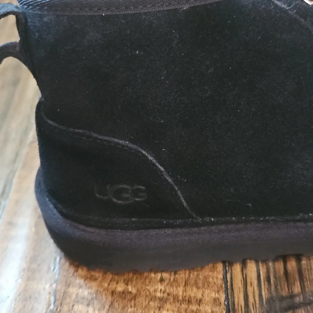 UGG Men's Black Chukka Suede‎ Leather Boots with Brown Laces. Size 10